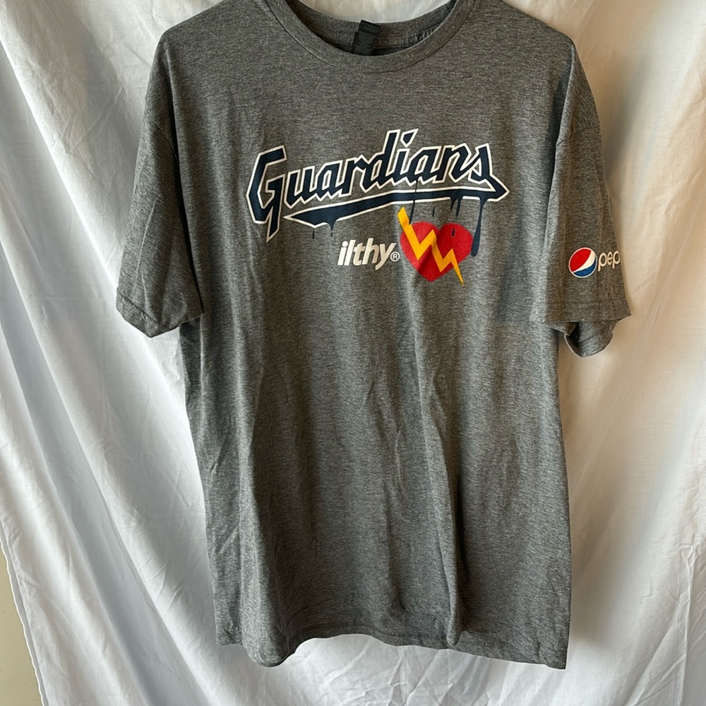 Men’s XL Cleveland Guardians Tshirt